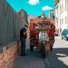 Mit farbenfrohem Tuktuk auf Tour in Catania