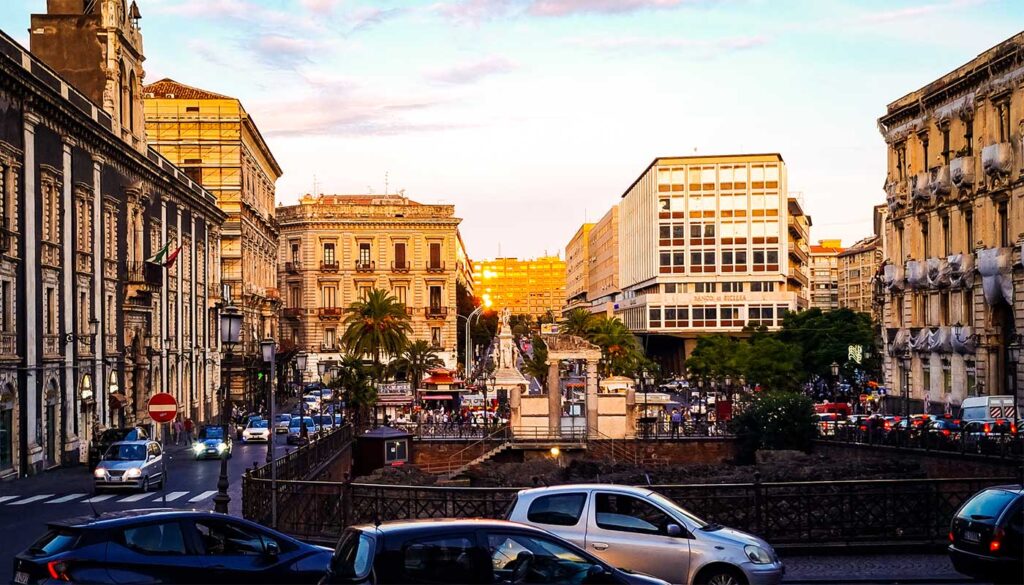 Schritttempo: Verkehr am Abend in Catania