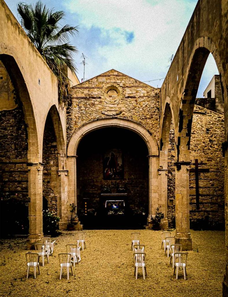 Versteckt in einer kleinen Ecke auf der Halbinsel Ortigia: die Kirche ohne Dach