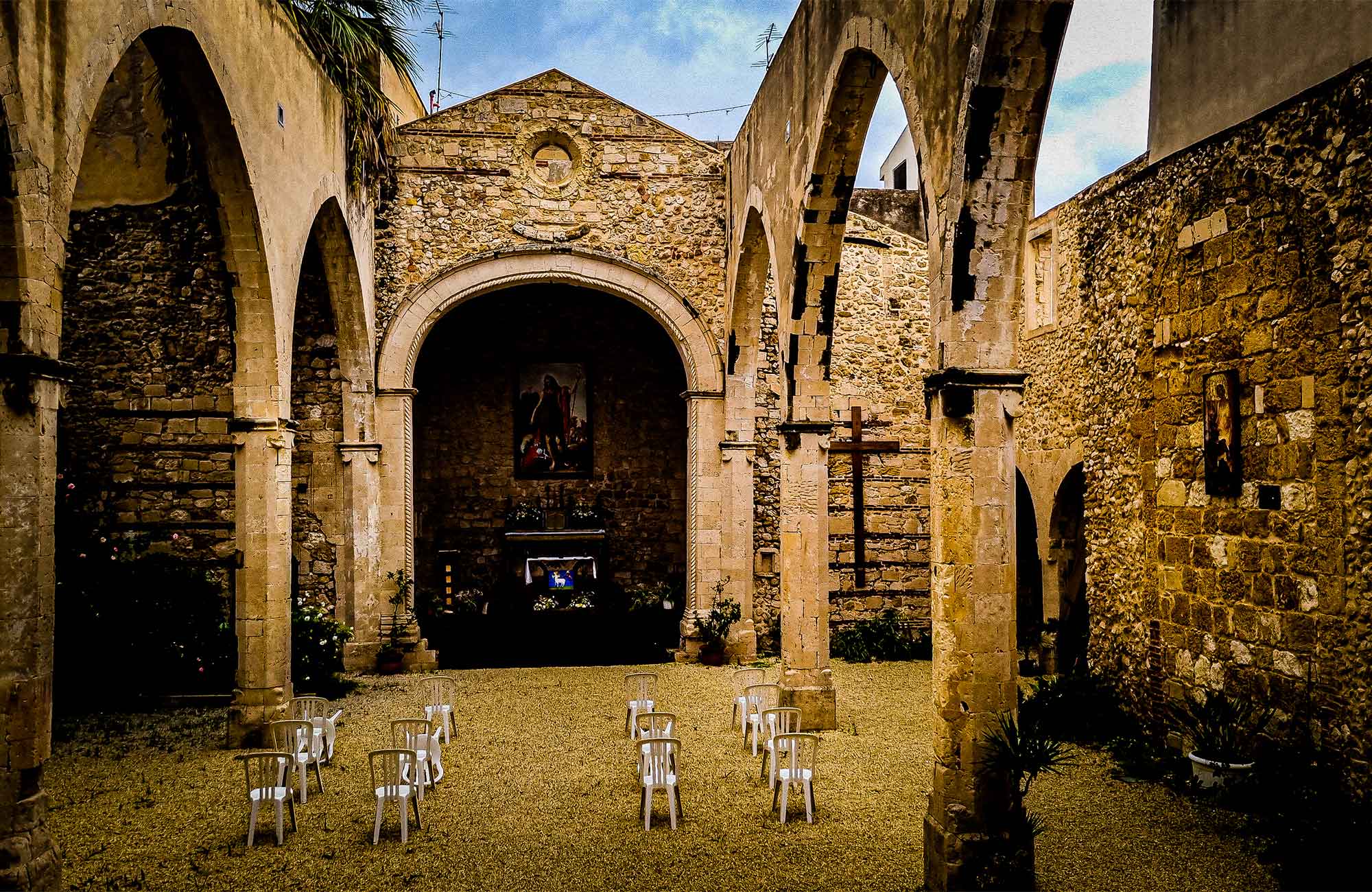 Ortigia: Eine wunderliche Kirche ohne Dach